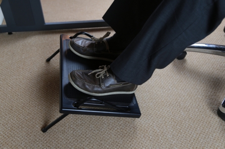 Self adjusting angled footrest